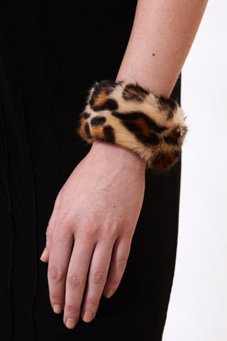 Maison Atia Faux fur slap bracelet léopard
